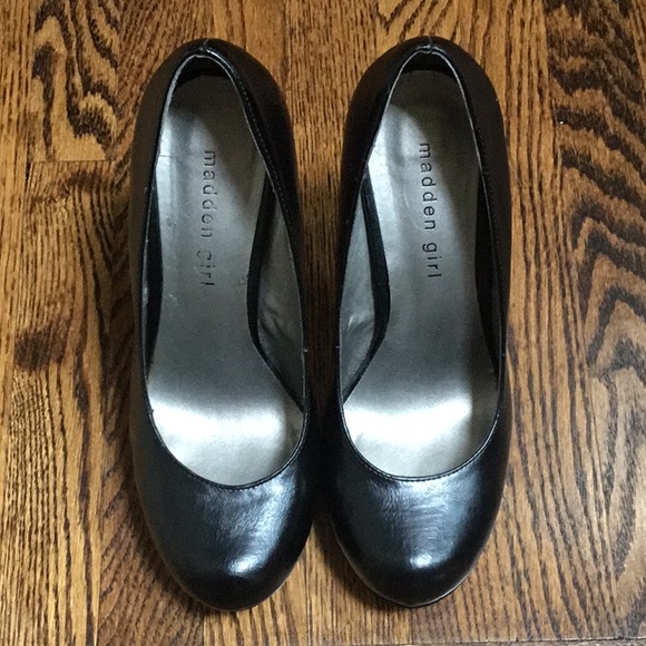 Madden Girl Black Round Toe Pin Up Style Pumps - Picture 2 of 10